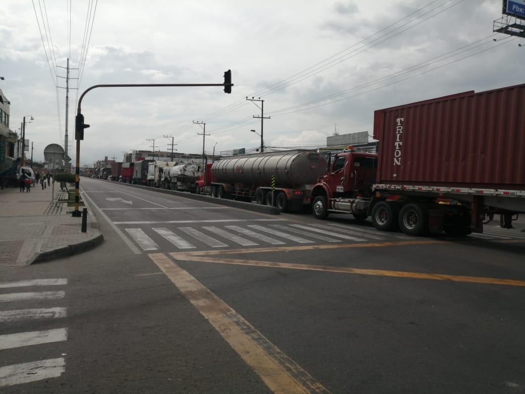 Fuerte trancón en vía Mosquera Bogotá por volcamiento OTV Television