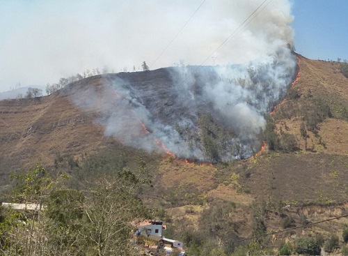 Cáqueza, en alerta máxima por incendio forestal.