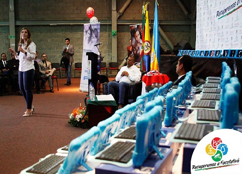 Docentes comprometidos con la educación de Facatativá reciben tabletas