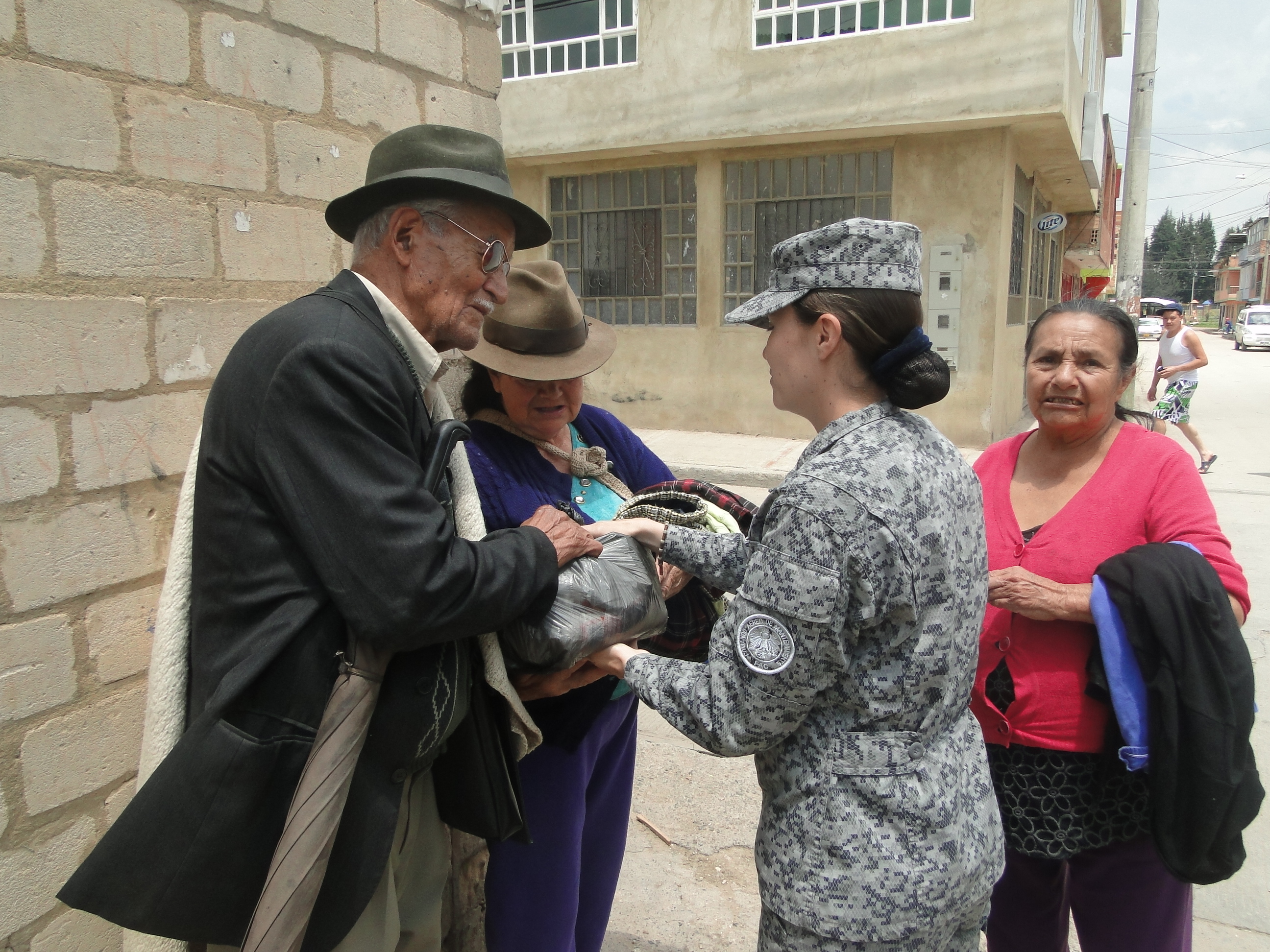 Fuerza Aérea Colombiana entrega donaciones a familias de escasos recursos en Madrid