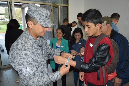 Fuerza Aérea Colombiana brinda vuelo de apoyo a jóvenes y adultos con baja audición.