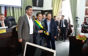 Concejo de Mosquera condecora exalcalde