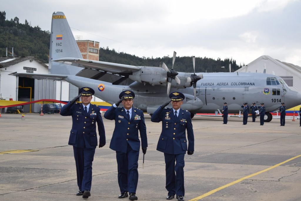 Soldados De La Fuerza Aérea Colombiana Juran Lealtad A Su Patria En El