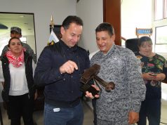 Alcalde de Madrid recibe reconocimiento por parte de la Fuerza Aérea Colombiana