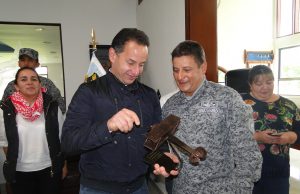 Alcalde de Madrid recibe reconocimiento por parte de la Fuerza Aérea Colombiana