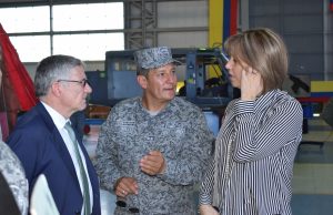 Viceministra de Defensa realiza visita estratégica al Comando Aéreo de Mantenimiento