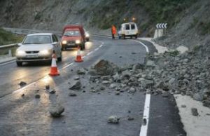 4 personas fallecidas por roca que cae sobre bus en la vía Mosquera – La Mesa