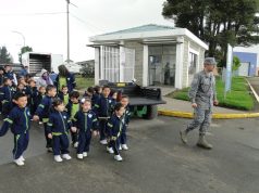 Niños de Mosquera visitan el Comando Aéreo de Mantenimiento de la Fuerza Aérea Colombiana