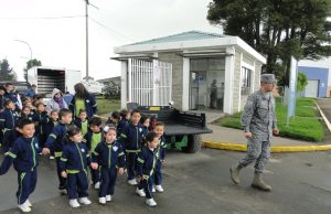 Niños de Mosquera visitan el Comando Aéreo de Mantenimiento de la Fuerza Aérea Colombiana