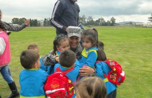 Centro de estimulación temprana “Bebés Felices” visita el Comando Aéreo de Mantenimiento