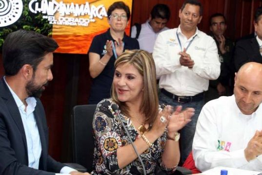 Más maquinaria para atender vías de Cundinamarca