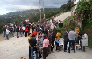 Entrega de placa huella en vereda de Sopó