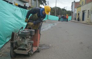 Obras de mantenimiento para recuperar el contaminado lago del Parque Arqueológico