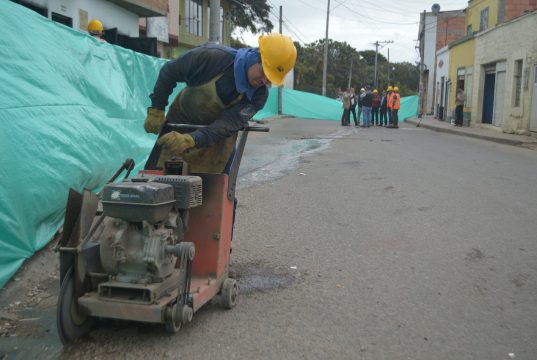 Obras de mantenimiento para recuperar el contaminado lago del Parque Arqueológico