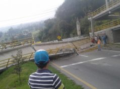 Tracto camión derriba puente peatonal en vía Bogotá – Girardot kilómetro 96
