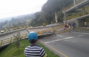 Tracto camión derriba puente peatonal en vía Bogotá – Girardot kilómetro 96