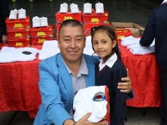 Niños de Funza reciben tenis escolares mejorar su proceso educativo