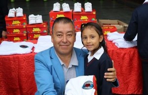 Niños de Funza reciben tenis escolares mejorar su proceso educativo