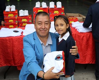 Niños de Funza reciben tenis escolares mejorar su proceso educativo