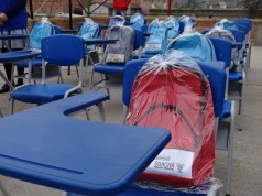 Kits escolares y pupitres nuevos para los niños de Soacha