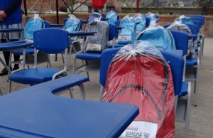 Kits escolares y pupitres nuevos para los niños de Soacha