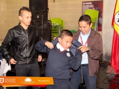 Estudiantes de colegios públicos son beneficiados con kits escolares