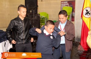 Estudiantes de colegios públicos son beneficiados con kits escolares