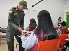 Policía Nacional realiza operativos en entidades educativas del departamento