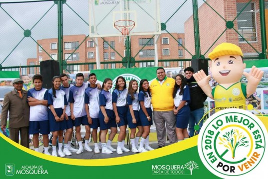 Alcaldía de Mosquera hace entrega de uniformes deportivos a estudiantes del municipio