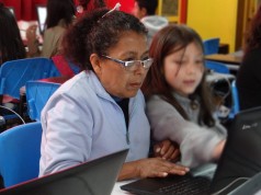 Padres de familia aceptaron el reto de aprender sobre informática