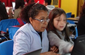 Padres de familia aceptaron el reto de aprender sobre informática