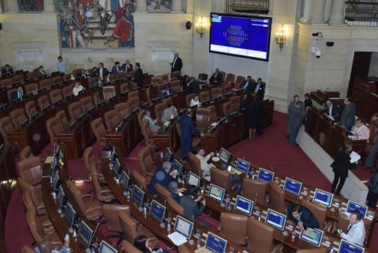 Partidos acuerdan congelar salarios estatales más altos