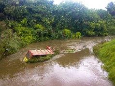 Camión resultó en las aguas del Río Frío por una equivocada maniobra