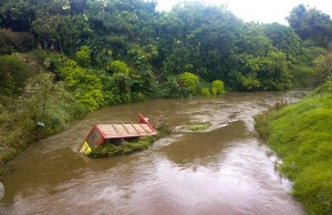 Camión resultó en las aguas del Río Frío por una equivocada maniobra