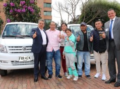 Entrega de vehículos a excarreteros de Soacha