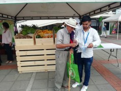 Cajicá y Sibaté promueven el trueque de alimentos frescos por materiales reciclables