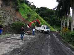 Continúan labores de remoción de tierra en vías de La Palma