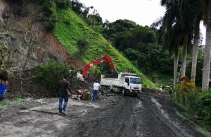 Continúan labores de remoción de tierra en vías de La Palma
