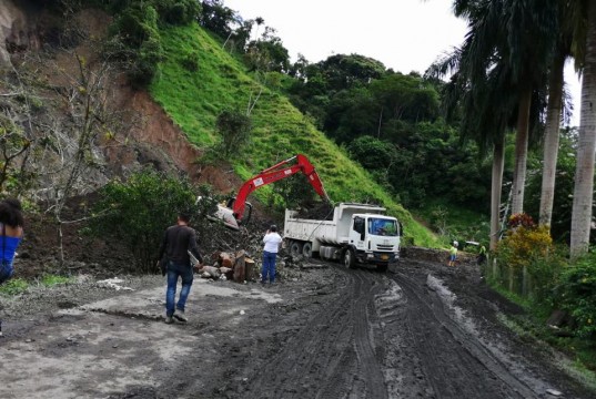 Continúan labores de remoción de tierra en vías de La Palma