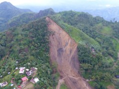 Maquinaria departamental atiende sitio de emergencia en La Vega