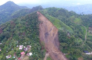Maquinaria departamental atiende sitio de emergencia en La Vega
