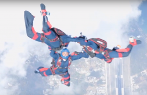 Paracaidistas realizan el «Salto de Soberanía» en San Andrés