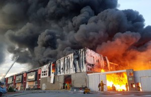 Tres heridos y millonarias pérdidas deja incendio en bodegas de Funza