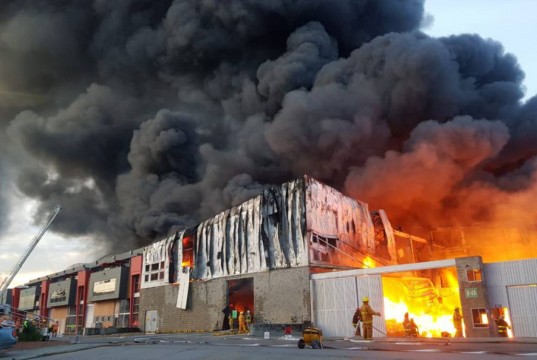 Tres heridos y millonarias pérdidas deja incendio en bodegas de Funza