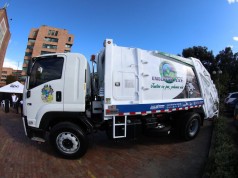 Comunidades de Cachipay y Fusagasugá reciben vehículos compactadores