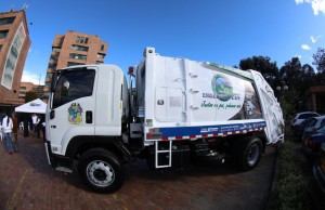 Comunidades de Cachipay y Fusagasugá reciben vehículos compactadores