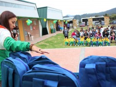 Se entregan 300 kits escolares para jardines sociales de Chía