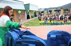 Se entregan 300 kits escolares para jardines sociales de Chía