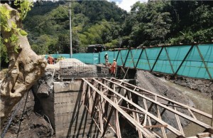 Continúan las labores de mejoramiento y atención de la vía principal de la Provincia de Rionegro