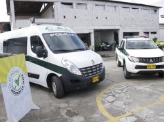 Mosquera entrega camioneta y CAI móvil a la Policía